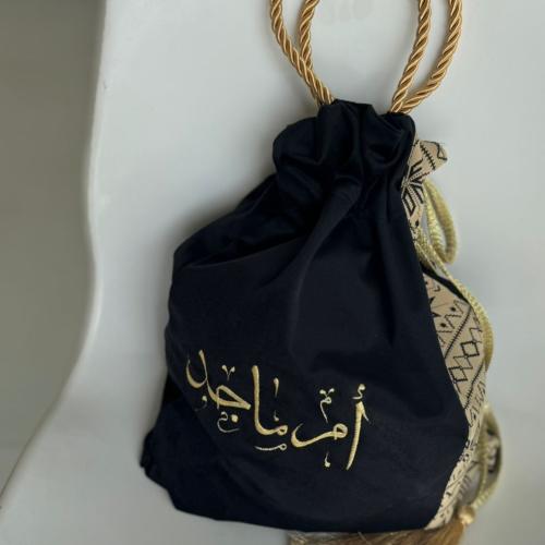 كيس عباية مصنوع من المخمل الاسود الناعم وقطعة سدو بتطريز من اختيارك (ام ماجد)