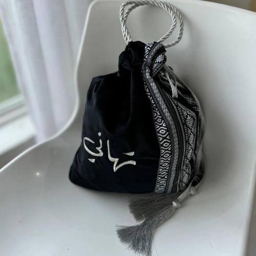 كيس عباية مصنوع من المخمل الأسود وقطعة سدو بتطريز من اختيارك (تهاني)