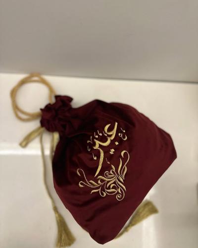 كيس عباية من المخمل بتطريز من اختيارك (عبير)