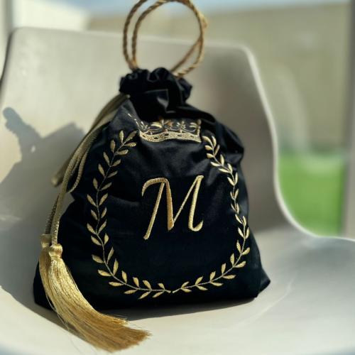 كيس عباية مصنوع من المخمل وقطعة بتطريز اطار مع تطريز من اختيارك