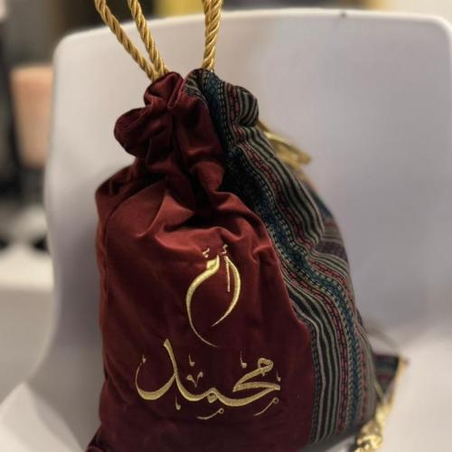 كيس عباية مصنوع من المخمل وقطعة سدو بتطريز من اختيارك (محمد)