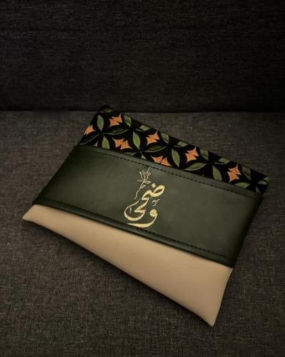 باوتش من الجلد بتطريز من اختيارك (وضحى)