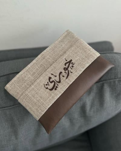 باوتش من الجلد بتطريز من اختيارك (جوري)
