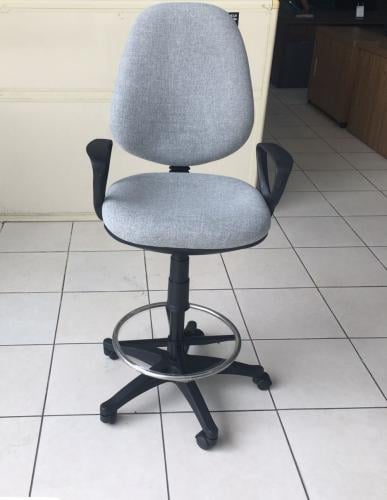 كرسي  كاونتر لون رمادي مقدم لكم من كاما