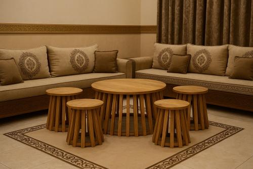 طقم طاولات قهوة لو بيج خشب طبيعي بتصميم عصري فاخر للمساحات الحديثة من كاما