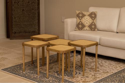 طقم طاولات  متداخلة من الخشب الطبيعي لون خشبي بتصميم شبكي أنيق – 5 قطع قابلة للتخزين من كاما