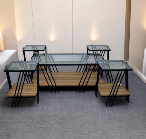 طقم طاولات شاي مودرن خشب سطح زجاج 5 قطع لون بني فاتح من كاما