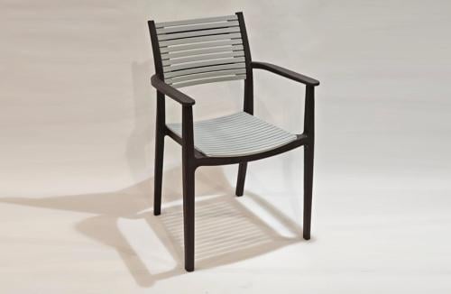 كرسي بلاستيك بذراعين وارجل  اسود * رمادي مقدم لكم من كاما