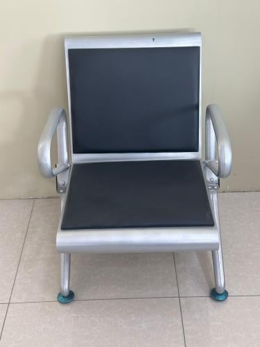 مقعد انتظار معدني جلد 1 شخص لون أسود من كاما