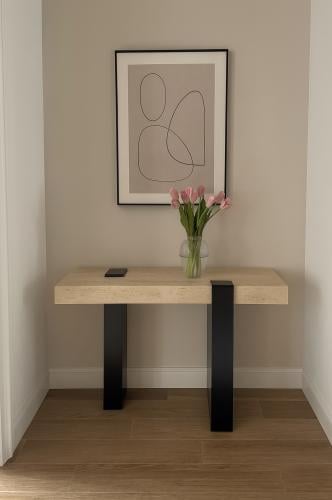 طاولة كنسول مدخل خشبي لون اسود وبيج  بجودة عالية وأناقة عصرية من كاما
