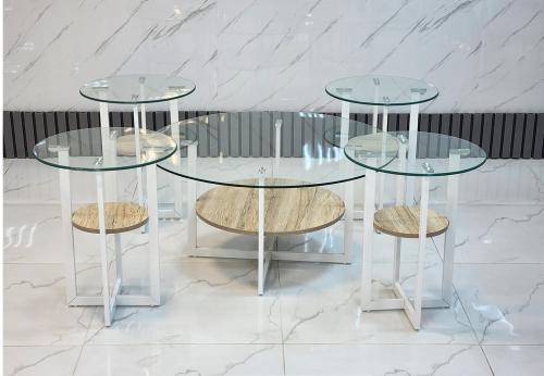 طقم طاولات ضيافة أنيقة دائري بسطح زجاج لون أبيض مقدم لكم من كاما