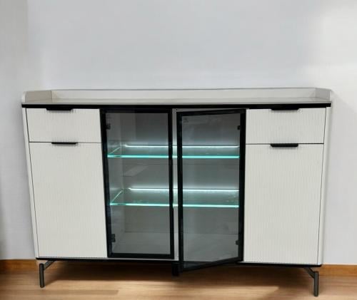 دولاب بوفيه مودرن 140 سم مع اضاءة ليدلون أبيض مدمجة بتصميم حديث من كاما