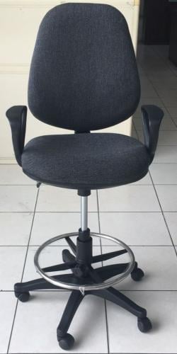 كرسي  كاونتر لون أسود مقدم لكم من كاما