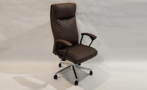 كرسي مكتبي جلد ظهر طويل لون بني مقدم لكم من كاما