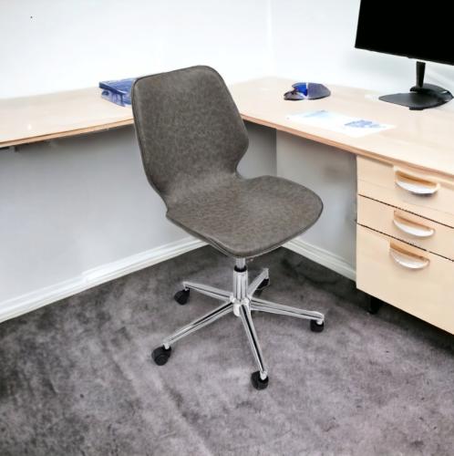 كرسي مكتب متحرك لون رمادي مقدم لكم من كاما