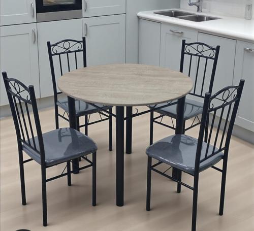 طاولة طعام دائري 4كرسي لون خشبي*رمادي من كاما