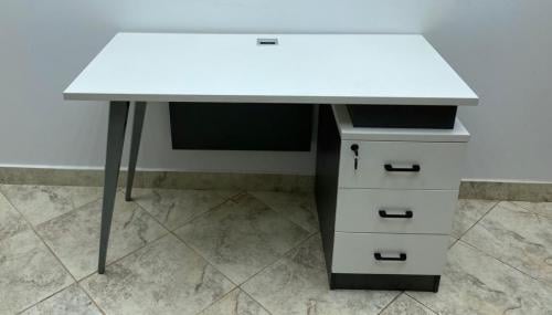 مكتب مودرن لون أبيض مقاس 120 سم مقدم لكم من كاما