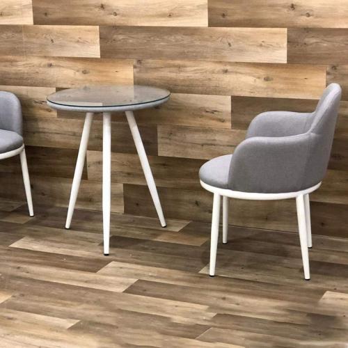 طقم طاولة خشبي رمادي مع كرسيين