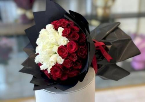 بوكيه ورد احمر وابيض بتغليف اسود