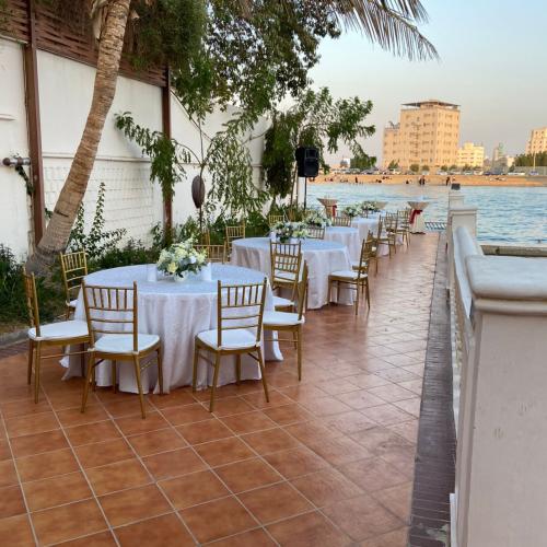 طاولة دائري بالمفرش بالكراسي