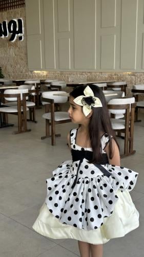فستان منقط مدموج باللون الاصفر