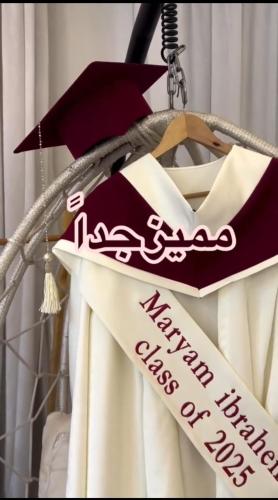 عبايه تخرج لون اوف وايت مع عنابي