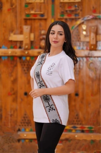 تي شرت السدو مع شعار يوم التاسيس