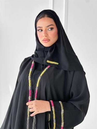 عبايه انيقة بتطريز فريد في الكم والصدر