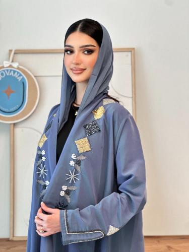 عباية سماوي حرير مغسول – تطريز فاخر بتصميم ربع كلو...