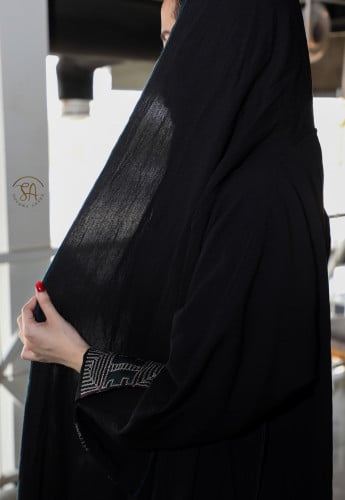 عبايه مميزه بتطريز في الكم وشال من الامام قماش لين...