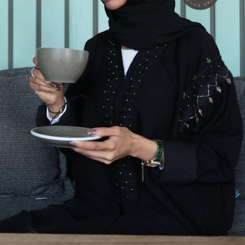 عباية قماش كريب ملكي بتطريز اسود وذهبي فاخر