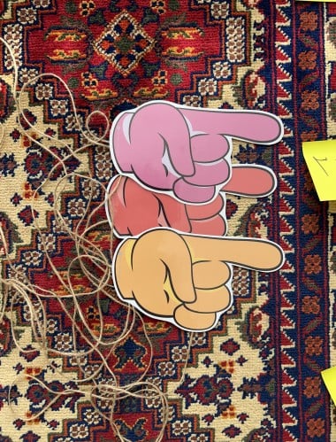 الأيدي المتصلة بمغناطيس خلفي