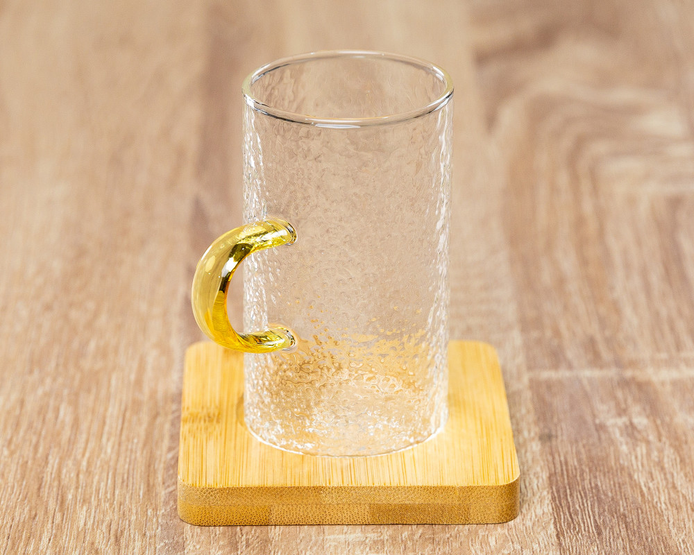 بيالة زجاج بقاعدة خشبيه