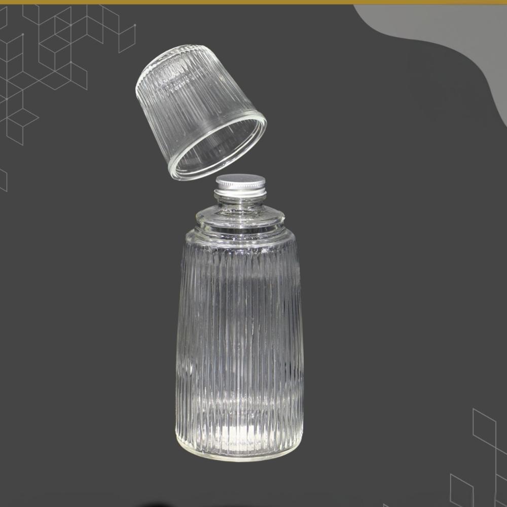 قارورة زجاج مع الكاس