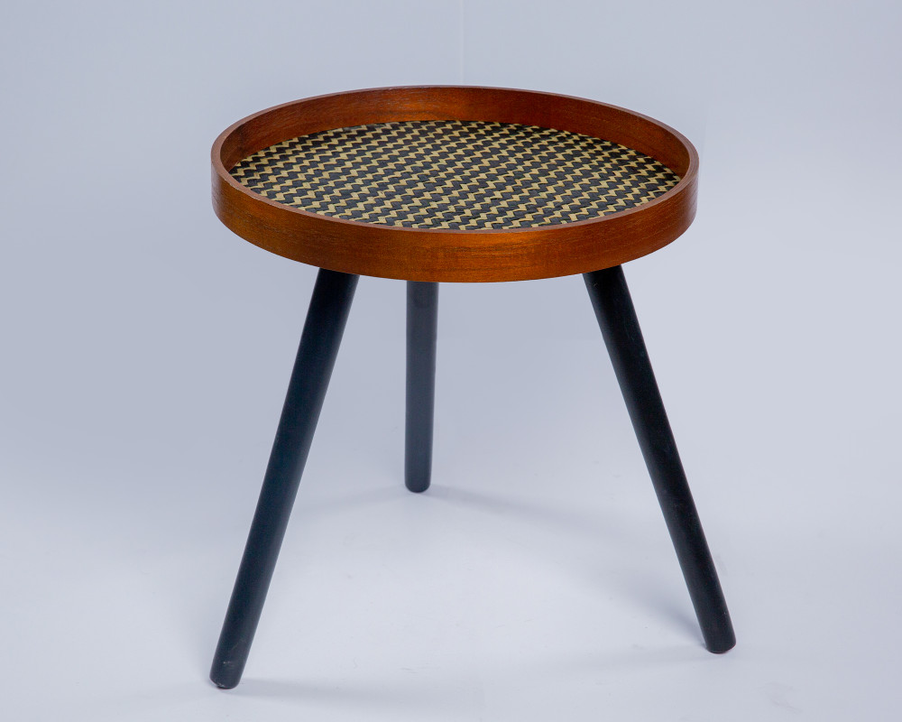 طاولة خشبيه