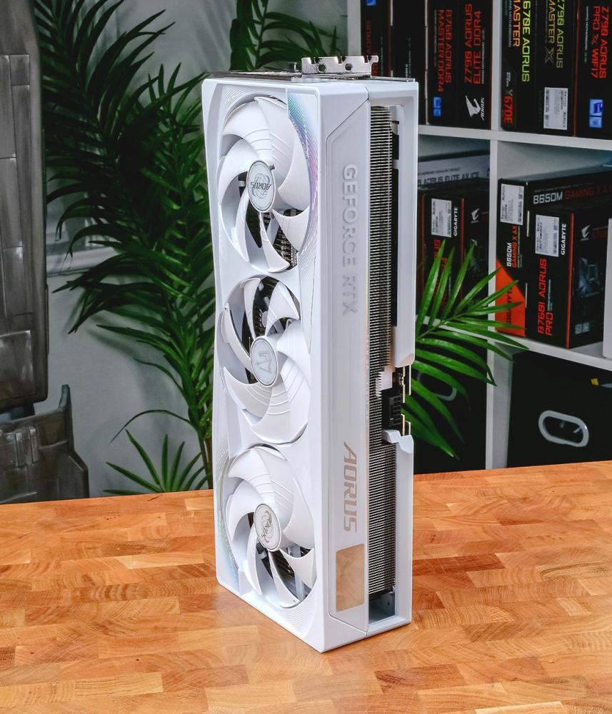 هل فعلاً بطاقة AORUS RTX 5090 MASTER 32G تستحق الضجة؟