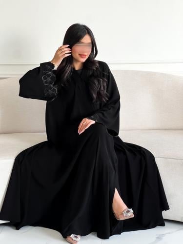 عبايه صيفيه بتطريز ناعم على كم العبايه الملحقات ....