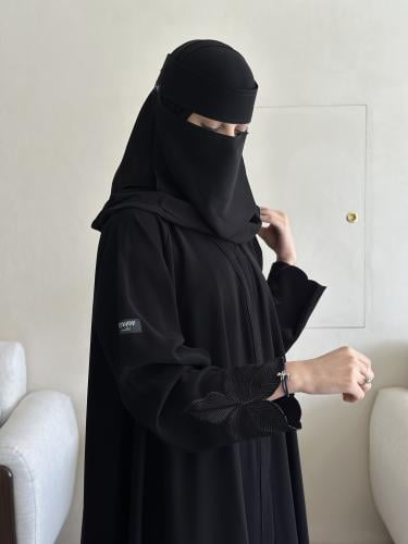 عبايه بتطريز اسود على الاكمام مع شيله ساده