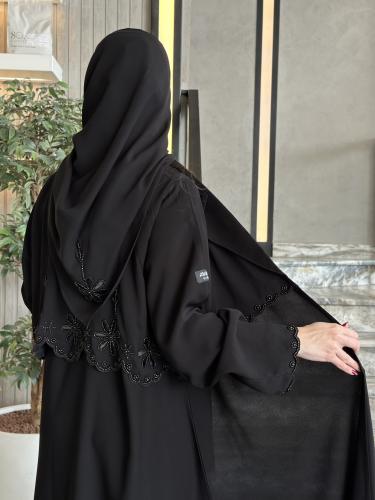 عباية ليان بشك وتطريز مميز على الاكمام وخلف العباي...