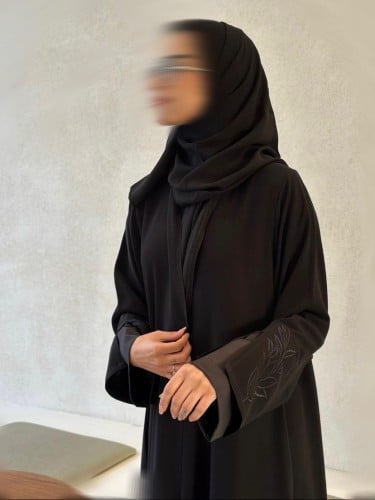 عبايه كم ساتان وتطريز مميز على الاكمام فقط