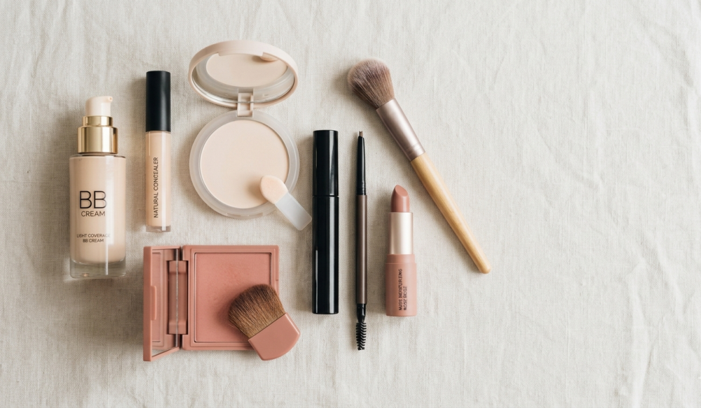 منتجات مكياج أساسية تستحق الشراء لكل إطلالة يومية