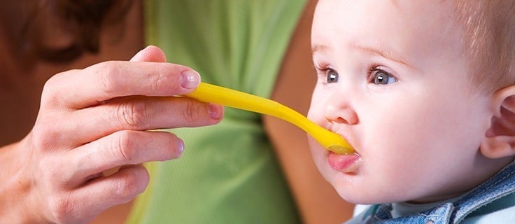 أهمية تغذية الرضيع السليمة في نموه وتطوره