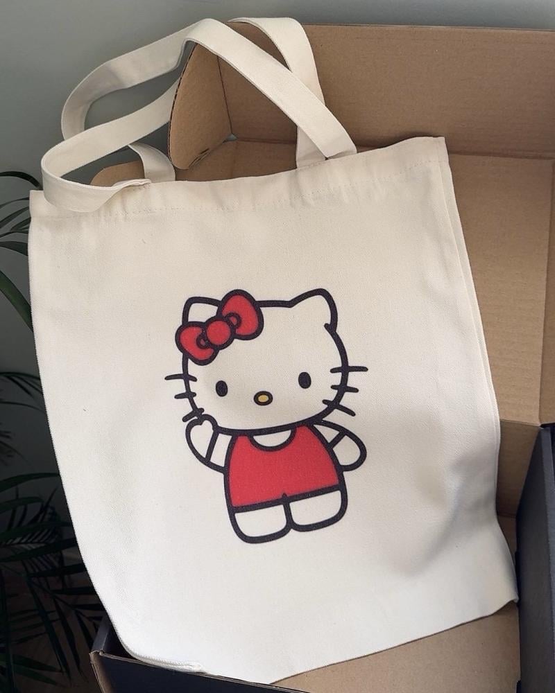 صورة حقيبة توت باق مع محفظة بتصميم هيلوكيتي بطباعة حرارية عالية الجودة