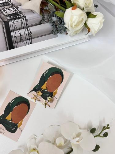 ثيم مع حلق سيفين ونخلة