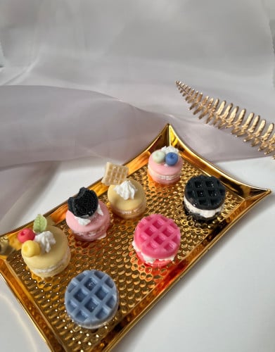 شمع  مع قاعده ذهبيه