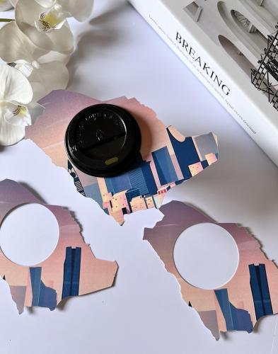 ثيم اليوم الوطني مع فنجان ورقي