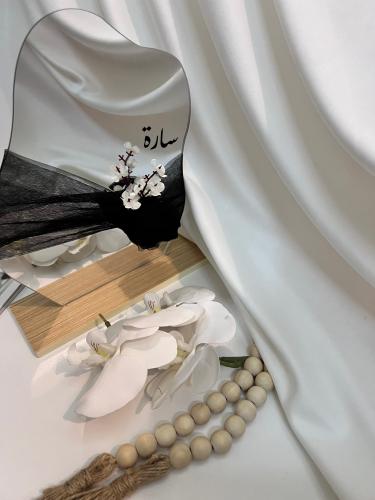 مرايا مع قاعده بالاسم