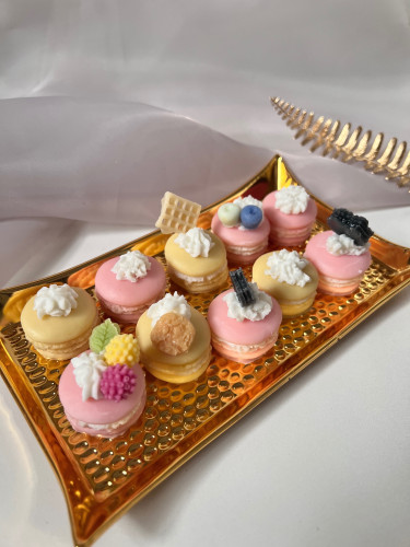 شمع  مع قاعده ذهبيه