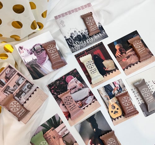 ثيم مع شوكلاته او علك شعار التاسيس