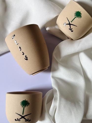 كوب فخار مع استكر